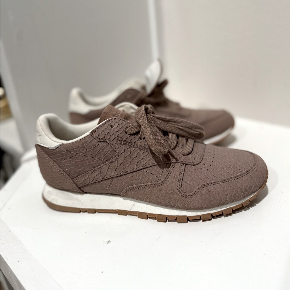 Reebok Classic - Picture 2 of 5